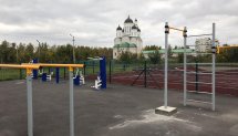 Площадка для воркаута в городе Барнаул №7558 Маленькая Современная фото