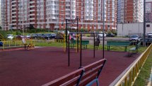 Площадка для воркаута в городе Москва №4059 Маленькая Современная фото