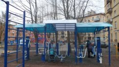 Площадка для воркаута в городе Санкт-Петербург №2748 Маленькая Современная фото