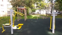 Площадка для воркаута в городе Москва №4217 Маленькая Современная фото