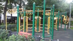 Площадка для воркаута в городе Москва №6901 Маленькая Современная фото