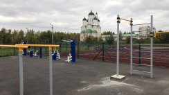Площадка для воркаута в городе Барнаул №7558 Маленькая Современная фото