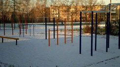 Площадка для воркаута в городе Березники №7830 Маленькая Современная фото