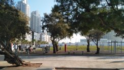 Площадка для воркаута в городе Бат-Ям №4762 Средняя Современная фото