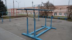 Площадка для воркаута в городе Курчатов №8080 Маленькая Современная фото