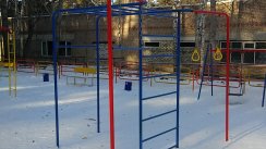 Площадка для воркаута в городе Касли №8184 Маленькая Современная фото