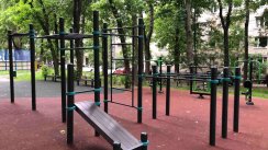 Площадка для воркаута в городе Москва №9692 Маленькая Современная фото