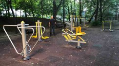 Площадка для воркаута в городе Москва №9729 Маленькая Современная фото