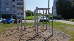 Площадка для воркаута в городе Дно №9945 Маленькая Современная фото