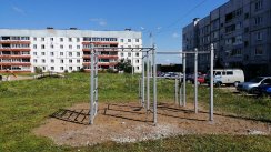 Площадка для воркаута в городе Дно №9945 Маленькая Современная фото