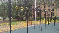 Площадка для воркаута в городе Лобня №10026 Маленькая Современная фото