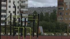 Площадка для воркаута в городе Ухта №10082 Маленькая Современная фото