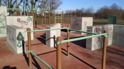 Площадка для воркаута в городе Познань №10529 Средняя Современная фото