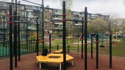 Площадка для воркаута в городе Челябинск №10691 Маленькая Современная фото