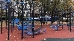 Площадка для воркаута в городе Москва №10878 Маленькая Современная фото