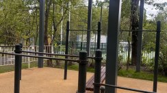 Площадка для воркаута в городе Москва №13129 Маленькая Современная фото