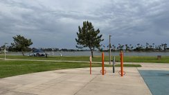 Площадка для воркаута в городе Сан-Диего №13153 Маленькая Современная фото