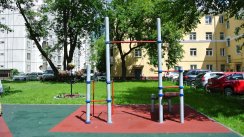 Площадка для воркаута в городе Москва №2701 Маленькая Современная фото