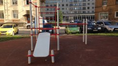 Площадка для воркаута в городе Санкт-Петербург №2483 Маленькая Современная фото