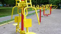 Площадка для воркаута в городе Москва №143 Маленькая Современная фото