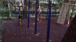 Площадка для воркаута в городе Москва №3061 Маленькая Современная фото