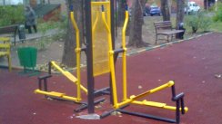 Площадка для воркаута в городе Москва №4482 Маленькая Современная фото