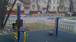 Площадка для воркаута в городе Москва №4516 Маленькая Современная фото