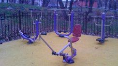 Площадка для воркаута в городе Москва №4572 Маленькая Современная фото