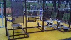 Площадка для воркаута в городе Москва №4572 Маленькая Современная фото