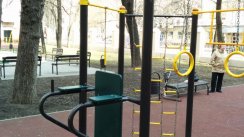 Площадка для воркаута в городе Москва №2095 Маленькая Современная фото