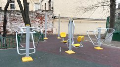 Площадка для воркаута в городе Москва №4753 Маленькая Современная фото