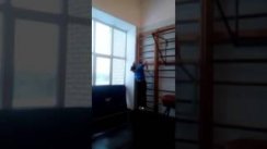 Просто несколько глубоких отжиманий.