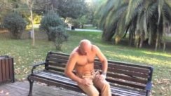 Олег на скамейке