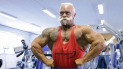 Дед-атлет отжигает на площадке(71 years Оld man ghetto workout training).