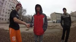 На турничках.