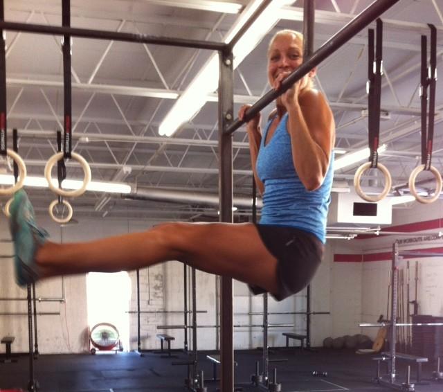 Вис на турнике с согнутыми в локтях руками (делать уголок необязательно ;-) Вис на турнике с согнутыми в локтях руками (делать уголок необязательно ;-)